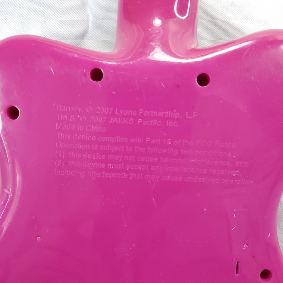 🌞SOLD🌞Barney The Dinosaur Purple Musical Toy Guitar Jakks Pacific 17 Inch 2007 - Picture 6 of 9